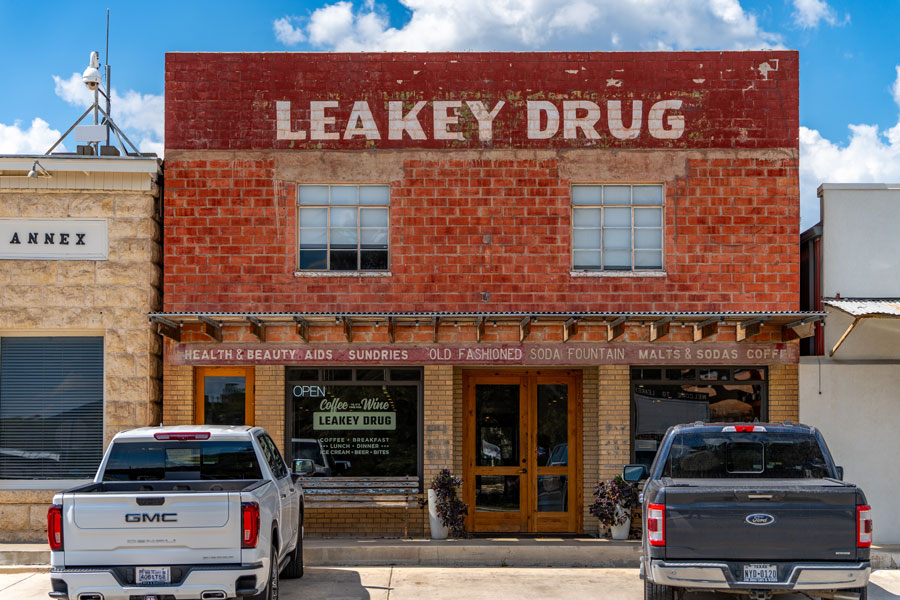 Wide variety of dining in Leakey. Leakey Drug is a great upscale resturaunt offering fine food , wines, and coffees.